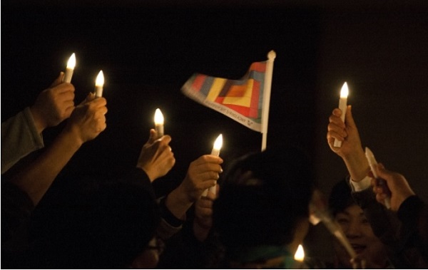 10월 26일(월) YWCA 여성평화순례단이 한라산 등정식에서 통일실현의 의지를 다지고 있다.